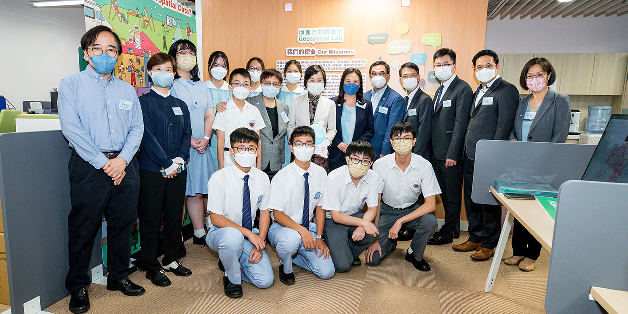 Dr Choi Yuk-lin, Secretary for Education, visited Geospatial Lab